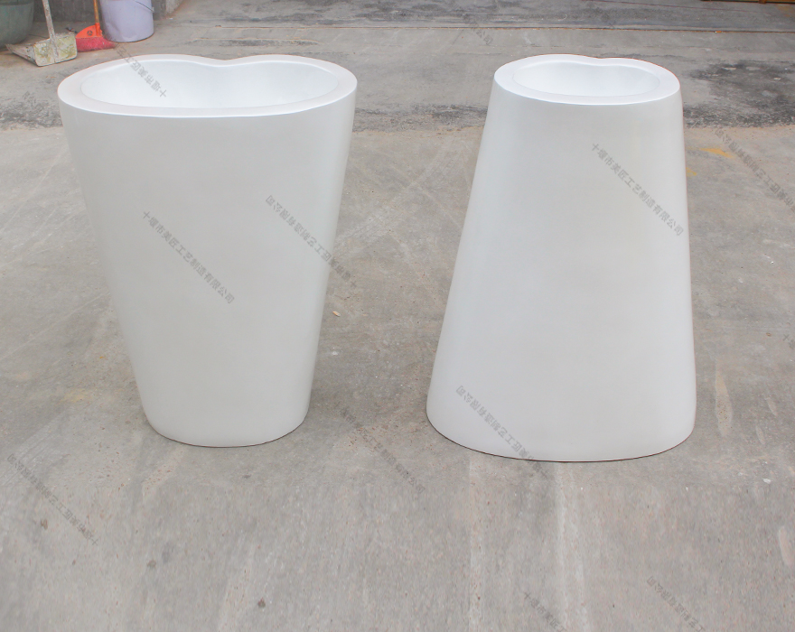 白色連體錐形花盆